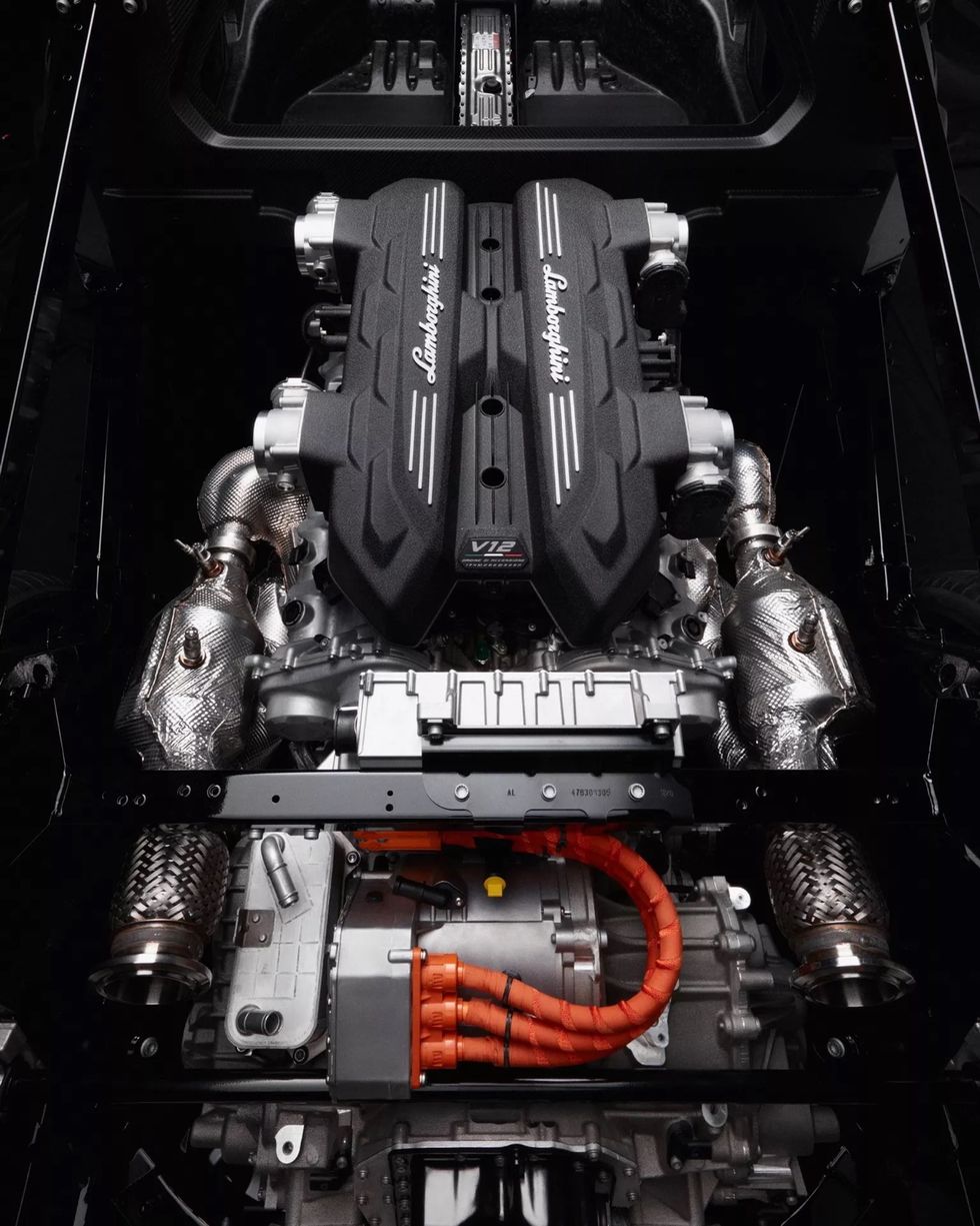 Lamborghini Revuelto engine