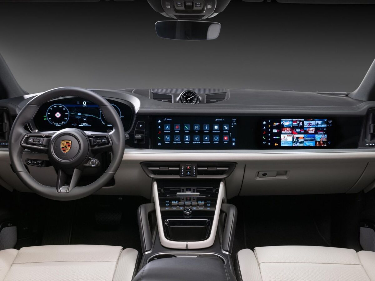 This is what the inside of the updated Porsche Cayenne looks like
