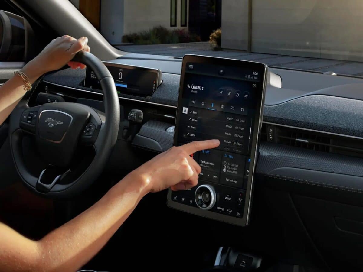 Ford promises to keep Apple CarPlay and Android Auto