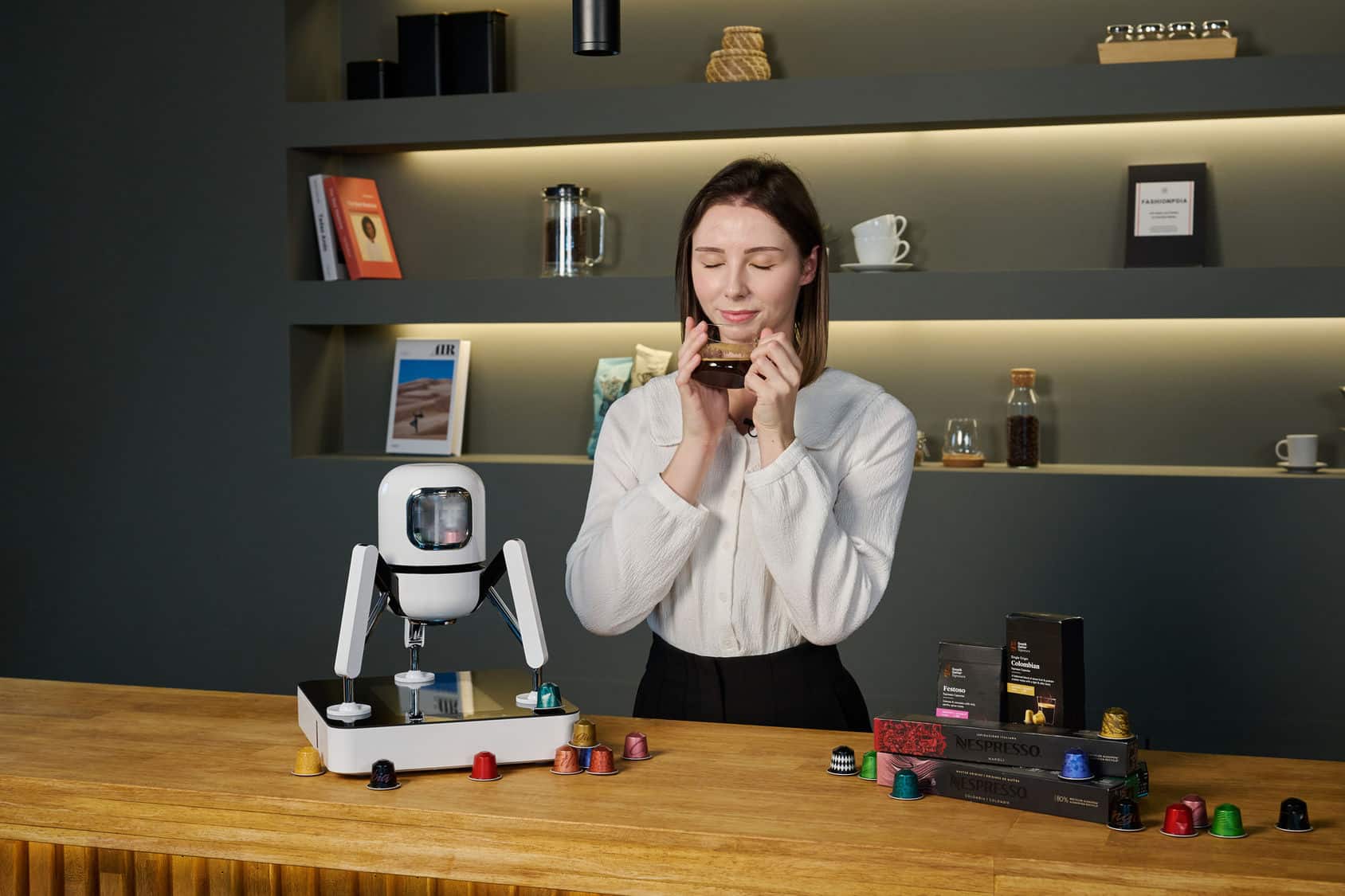 LG Duobo, una cafetera inteligente que te permite mezclar cápsulas y crear  un café único, Gadgets