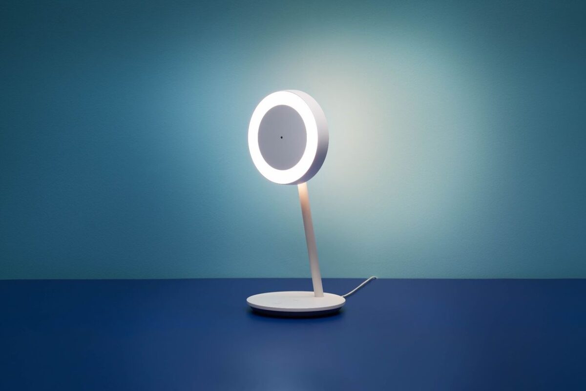 WiZ Portrait desk lamp