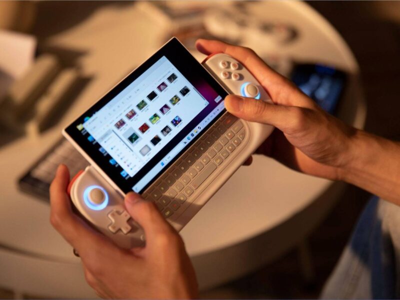 Ayaneo presents a handheld PC with a keyboard